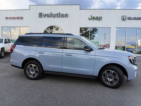 Used 2025 Ford Expedition Active RWD image 4