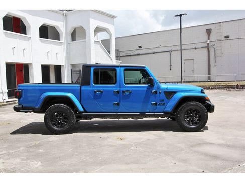 Used 2023 Jeep Gladiator Sport AWD/4WD image 4