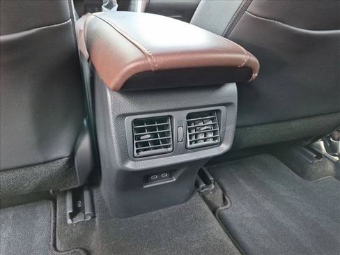 Used 2024 Toyota Venza XLE AWD/4WD image 17