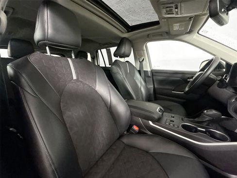 Used 2025 Toyota Highlander XLE AWD/4WD image 42