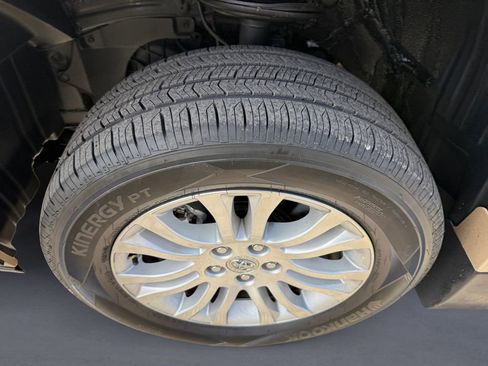 Used 2013 Toyota Sienna XLE w/ Premium Pkg image 9