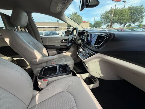 Used 2017 Chrysler Pacifica Touring-L Plus w/ Tire & Wheel Group FWD image 20