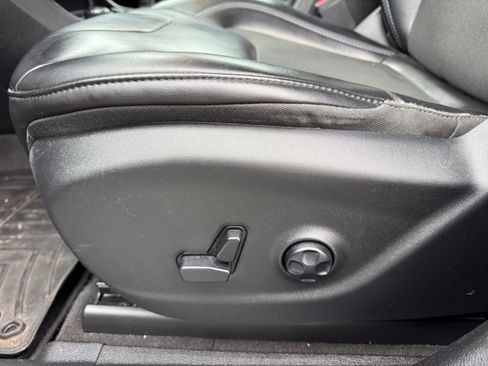 Used 2019 Jeep Cherokee Latitude Plus AWD/4WD image 19