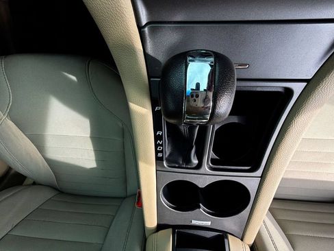 Used 2019 Ford Taurus SE FWD image 25