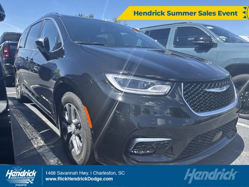 Used 2026 Chrysler Pacifica Pinnacle FWD image 1