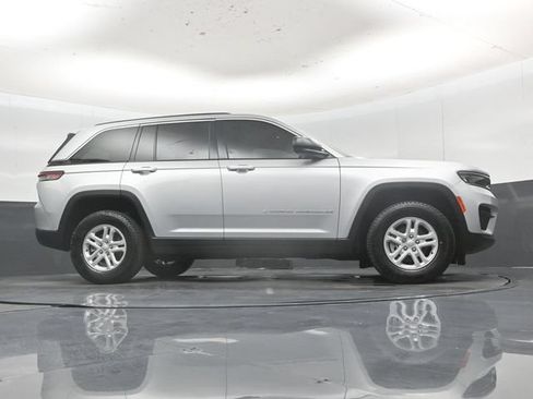 Used 2025 Jeep Grand Cherokee Laredo AWD/4WD image 49