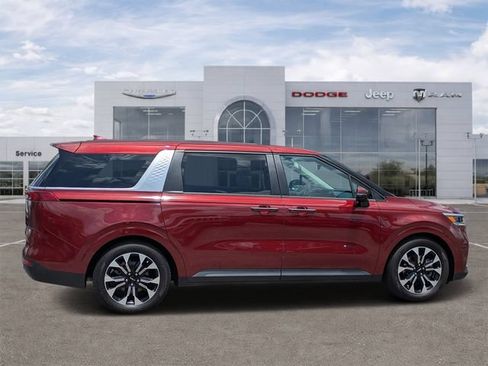 Used 2022 Kia Carnival EX FWD image 2