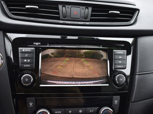 Used 2018 Nissan Rogue SV image 19