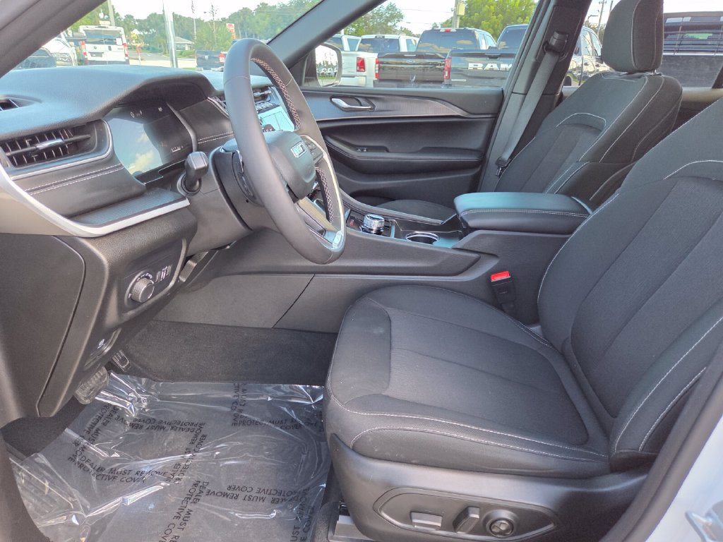 Used 2025 Jeep Grand Cherokee Laredo RWD image 28