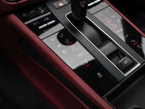 Used 2023 Porsche Macan Turbo image 25