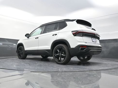 New 2026 Volkswagen Taos SE image 22