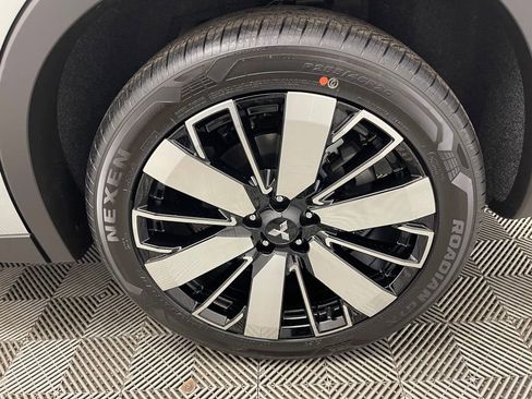 New 2025 Mitsubishi Outlander SE image 34