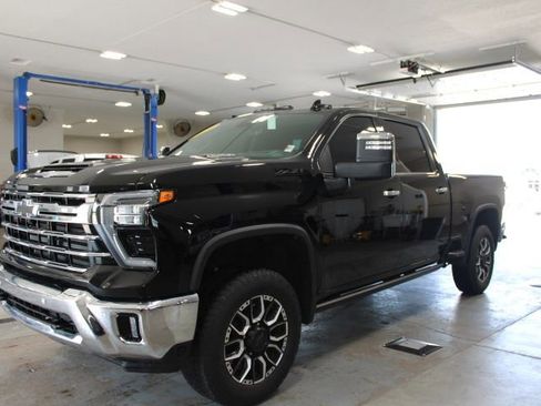 Used 2024 Chevrolet Silverado 2500 LTZ w/ LTZ Convenience Package AWD/4WD image 3