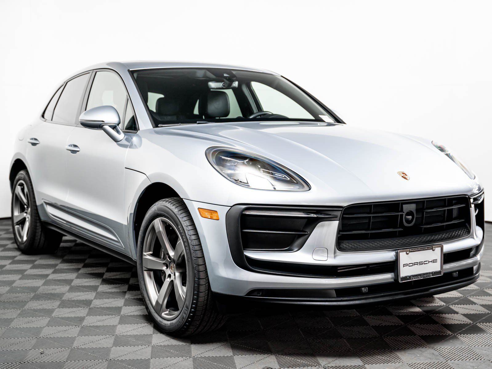 Certified 2023 Porsche Macan AWD/4WD image 8