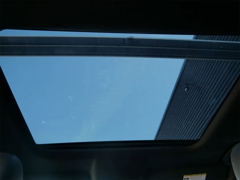 Used 2018 Land Rover Discovery HSE image 14