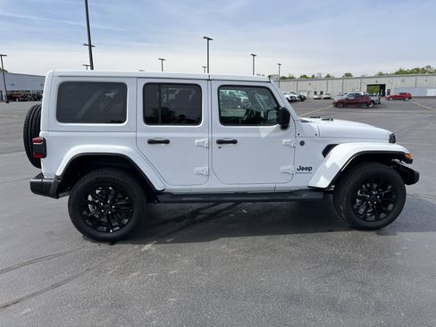 Used 2025 Jeep Wrangler Unlimited Sahara AWD/4WD image 8
