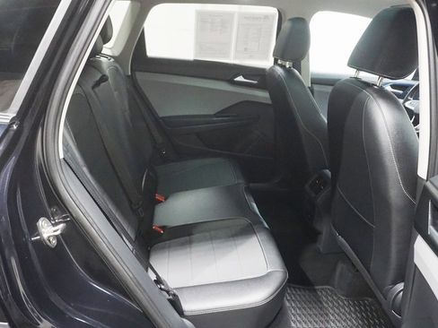 Used 2022 Volkswagen Taos SE image 13