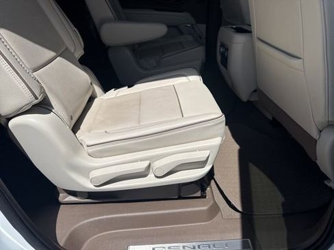 Used 2023 GMC Yukon XL Denali AWD/4WD image 14