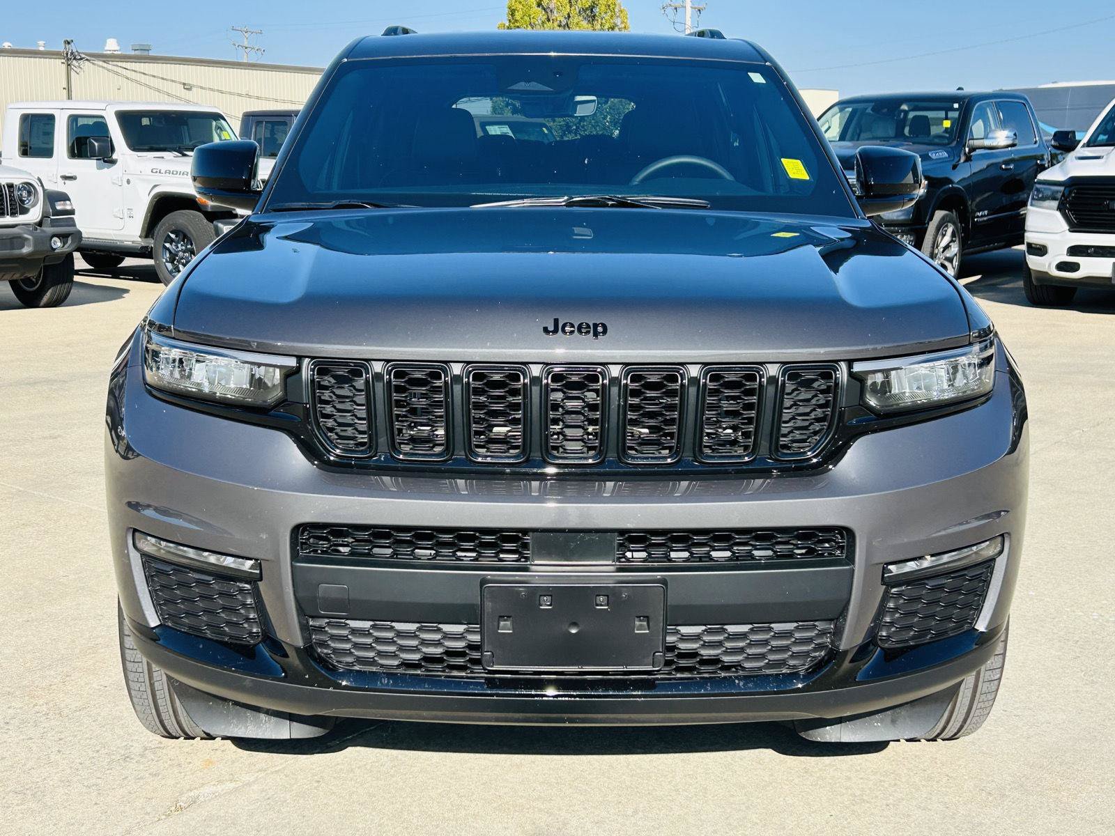 Used 2025 Jeep Grand Cherokee L Limited w/ Black Appearance Package AWD/4WD image 38