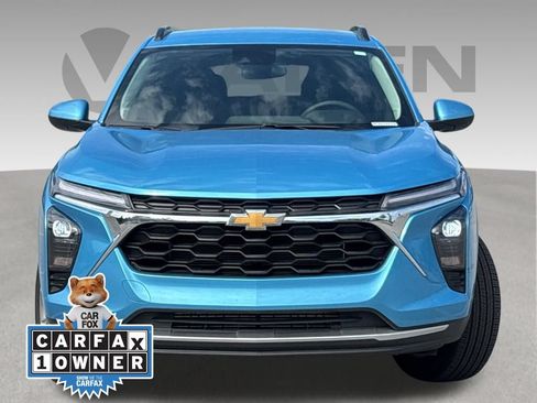 Used 2025 Chevrolet Trax LT FWD image 2