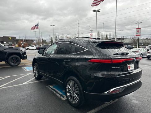 Used 2024 Toyota Venza XLE image 5