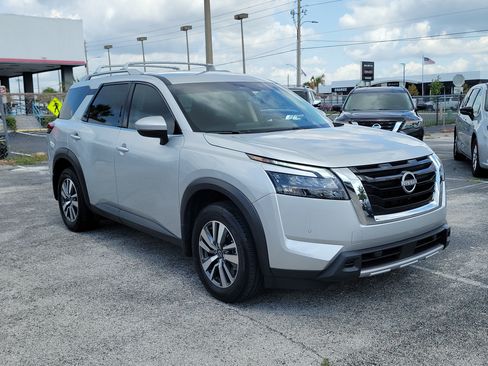 Certified 2025 Nissan Pathfinder SL AWD/4WD image 3