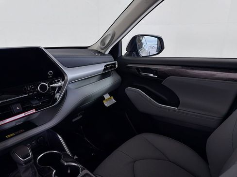New 2026 Toyota Highlander Platinum image 19