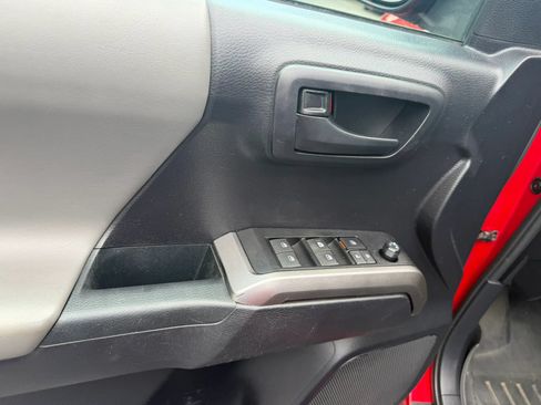 Used 2020 Toyota Tacoma SR5 AWD/4WD image 29