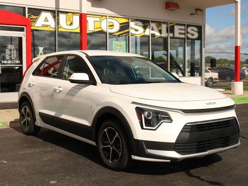 Used 2025 Kia Niro LX FWD image 3