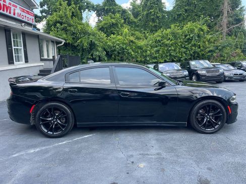 Used 2017 Dodge Charger R/T w/ Navigation & Travel Group RWD image 5