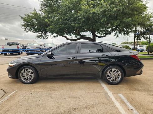 Used 2024 Hyundai Elantra SEL FWD image 4