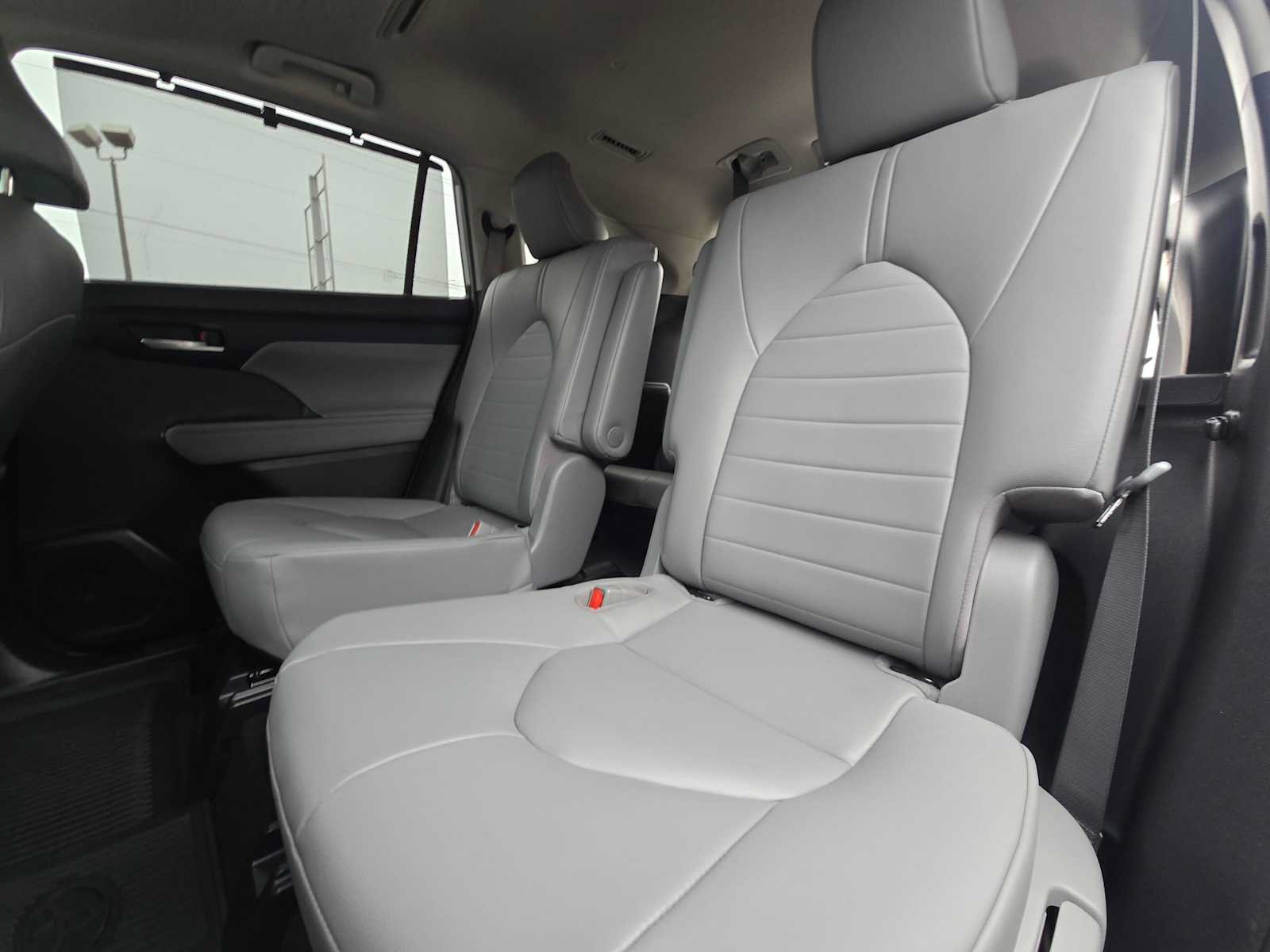 Used 2023 Toyota Highlander XLE AWD/4WD image 17