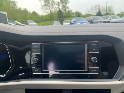 Certified 2024 Volkswagen Jetta SE w/ Panoramic Sunroof Package FWD image 18