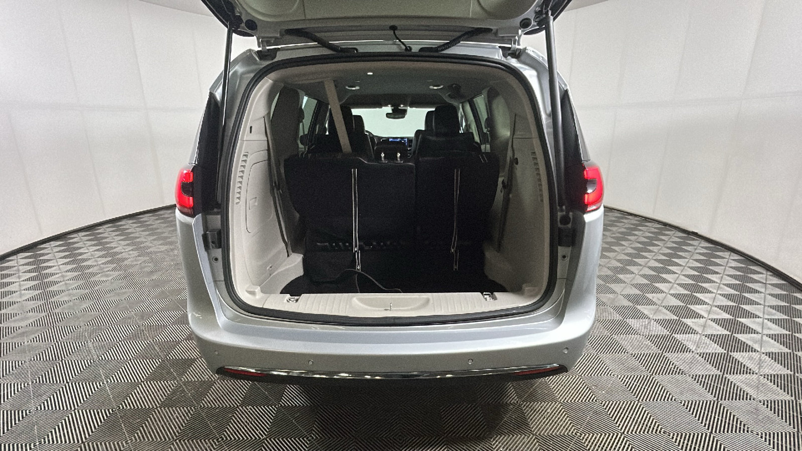 Used 2024 Chrysler Pacifica Limited FWD image 31