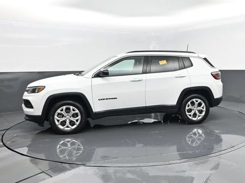 Used 2024 Jeep Compass Latitude AWD/4WD image 5