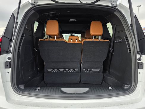 New 2026 Chrysler Pacifica Pinnacle image 11