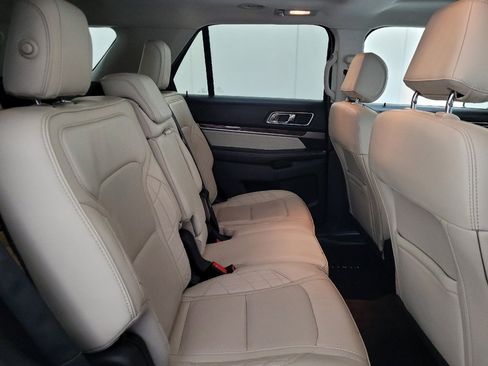 Used 2017 Ford Explorer Platinum image 19