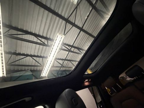 Used 2021 Mercedes-Benz GLB 250 4MATIC w/ Premium Package image 32