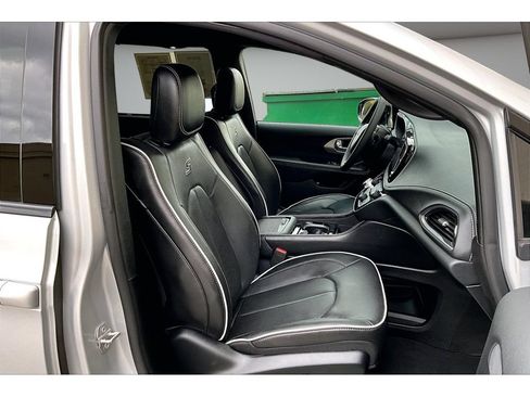 Used 2026 Chrysler Pacifica Premium FWD image 10