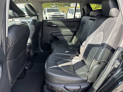 Used 2022 Toyota Highlander XLE AWD/4WD image 25