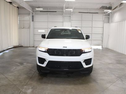Used 2025 Jeep Grand Cherokee Altitude