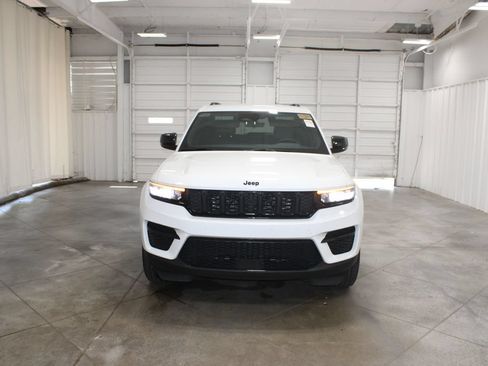 Used 2025 Jeep Grand Cherokee Altitude AWD/4WD image 3