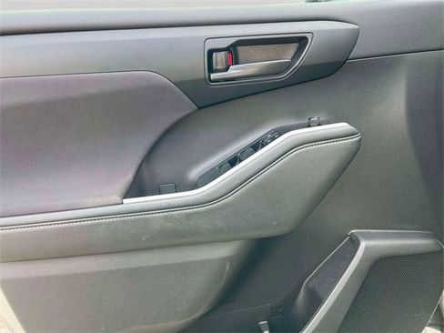 Used 2021 Toyota Highlander LE image 15