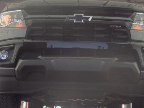 Used 2022 Chevrolet Colorado Z71 AWD/4WD image 2