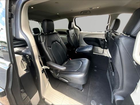 Used 2018 Chrysler Pacifica Touring-L Plus FWD image 24