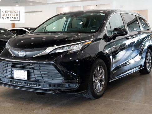 Used 2021 Toyota Sienna LE FWD image 1