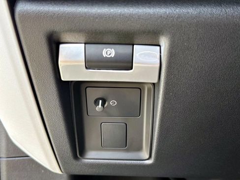 Used 2026 Land Rover Defender 110 X-Dynamic SE AWD/4WD image 31