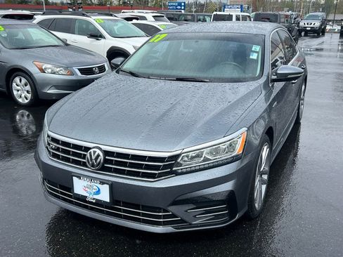 Used 2017 Volkswagen Passat 1.8T R-Line w/ R-Line Lighting Package FWD image 4