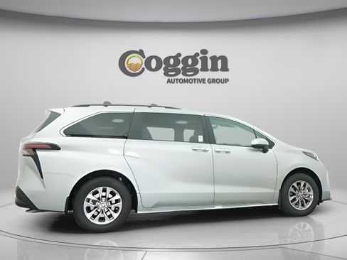 Used 2025 Toyota Sienna XLE image 20