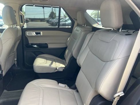 Used 2023 Ford Explorer Platinum w/ Technology Package AWD/4WD image 16